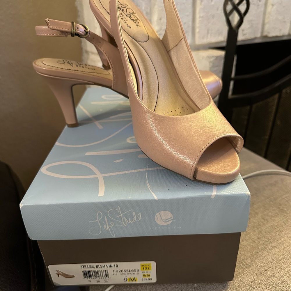 Life Stride pumps with peep toe size 9M Blush or light pink.